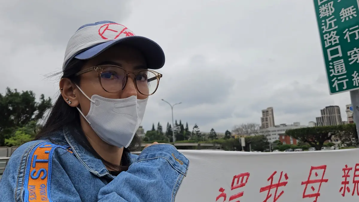 ▲八炯爆料恩綺已回上海，但恩綺仍在台灣，還到總統府陳情拉布條。（圖／記者劉松霖攝）