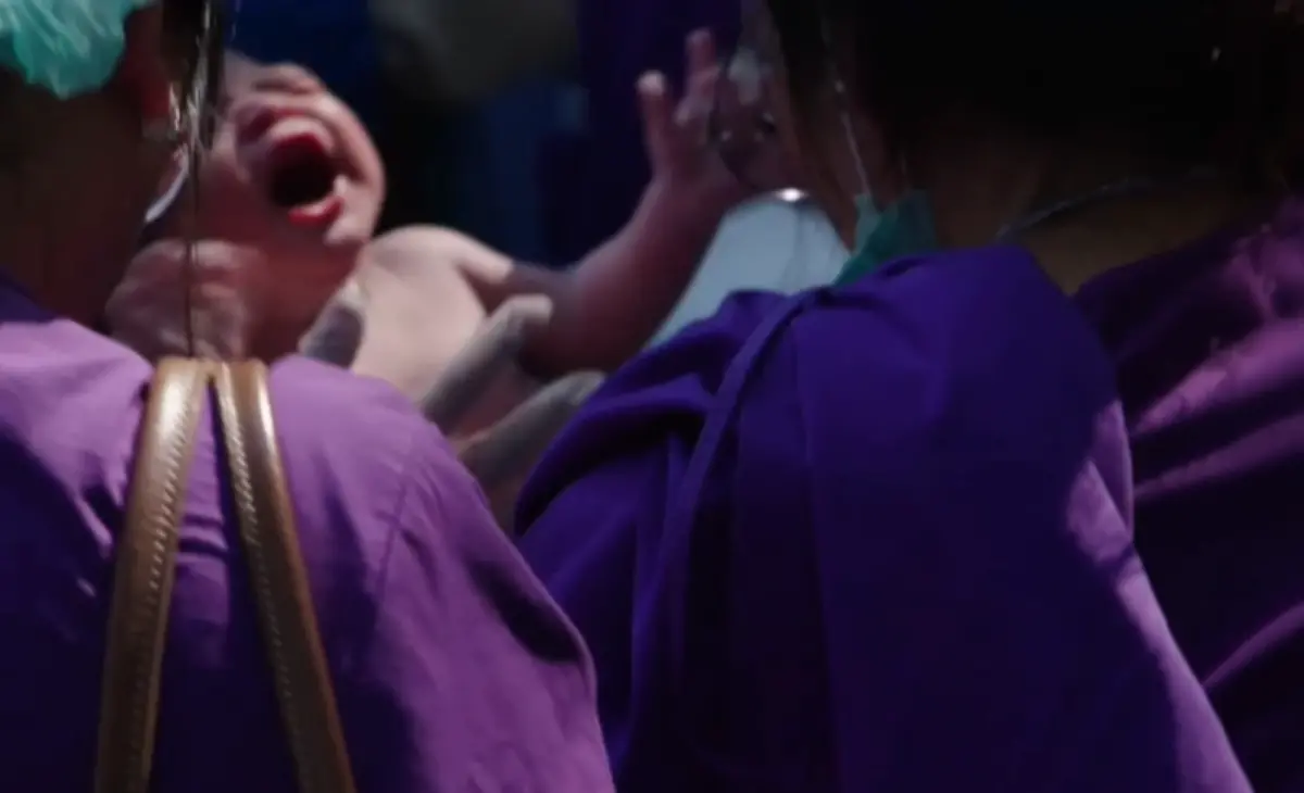 ▲泰國醫院因為緬甸大地震，將病患從醫院緊急撤離，1名婦女在曼谷街頭產下孩子。（圖／截取自影片）