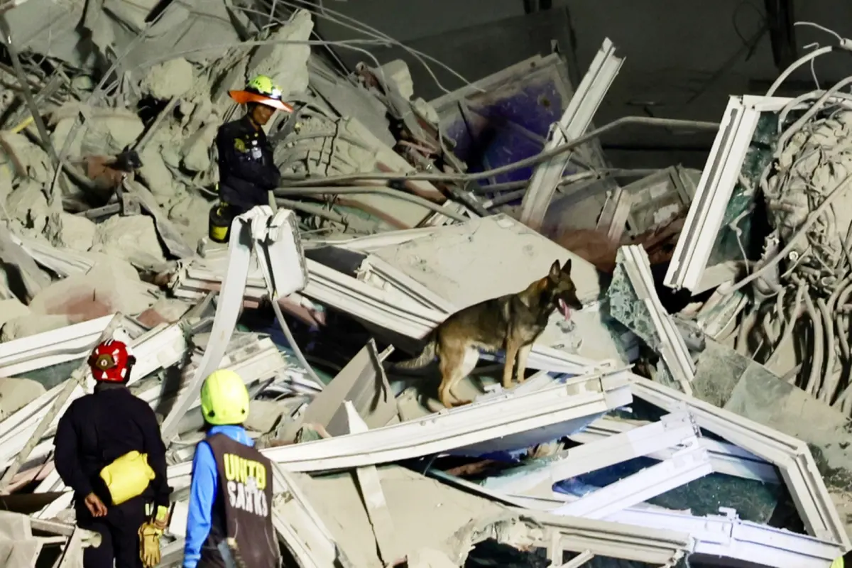 ▲緬甸28日發生規模 7.7強震，深度僅10公里，造成嚴重災情。圖為鄰近的泰國搜救畫面。（圖／美聯社／達志影像）