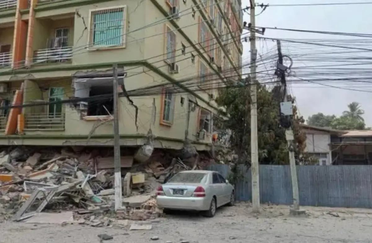 ▲緬甸第二大城市曼德勒一棟11樓大廈「Sky Villa」遇到強震後倒塌，5樓瞬間變成1樓，其中有老奶奶等不急救援罹難。（圖/X）