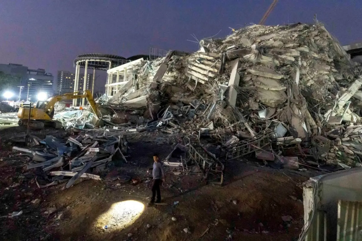▲雖然泰國就在緬甸隔壁，但首都曼谷位於南部，距離較遠，也讓許多人不解為何震感強烈。圖為曼谷倒塌大樓。（圖／美聯社／達志影像）