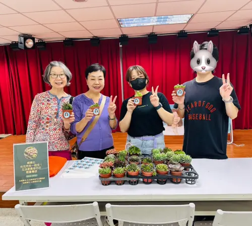 ▲徐巧芯曬出三張區民活動中心辦活動照。（圖／徐巧芯提供）