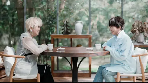 ▲周思潔 〈不晚〉MV一人分飾兩角，對話過去的自己：謝謝你的勇敢。（圖／萊格悠國際文化提供）