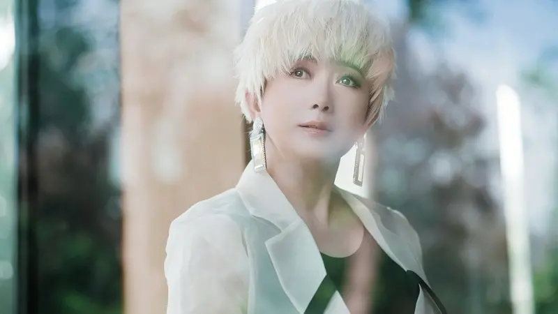 ▲周思潔（如圖）甩開提告小蟲陰霾，這次新EP以金髮造型現身，罕見揭開內心話，認為無論何時「一切都不晚」。（圖／萊格悠國際文化提供）