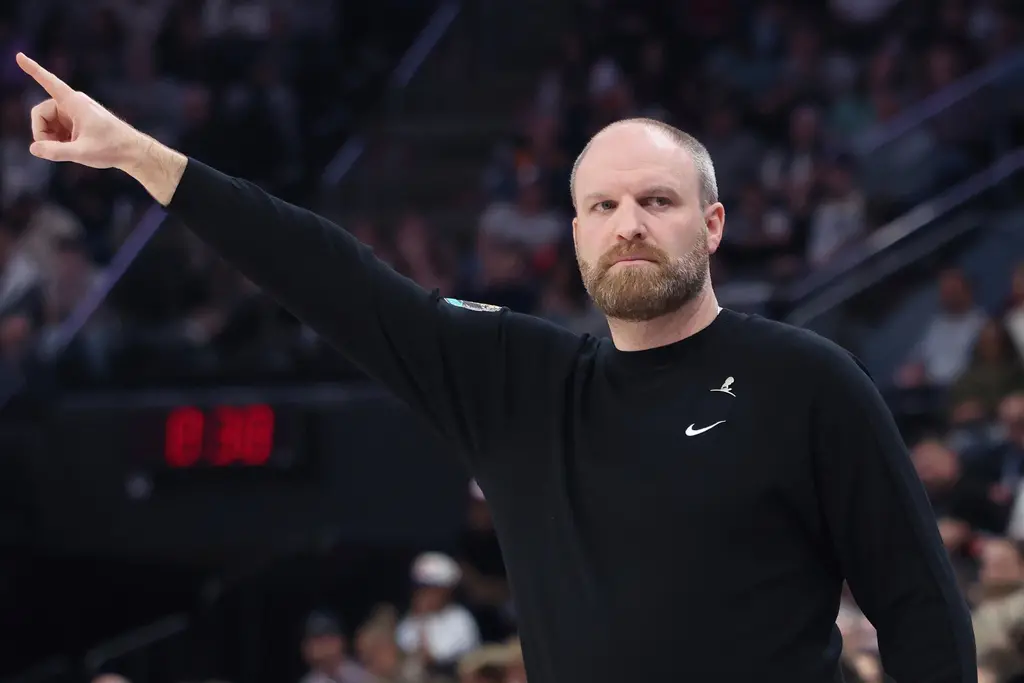 ▲曼菲斯灰熊稍早開除總教練Taylor Jenkins，由於已處於例行賽尾聲，讓許多人不解灰熊決定，但事實上，灰熊無預警開除總教練決定已非第一次，過去他們就曾兩度在毫無徵兆情況下開除總教練。（圖／美聯社／達志影像）