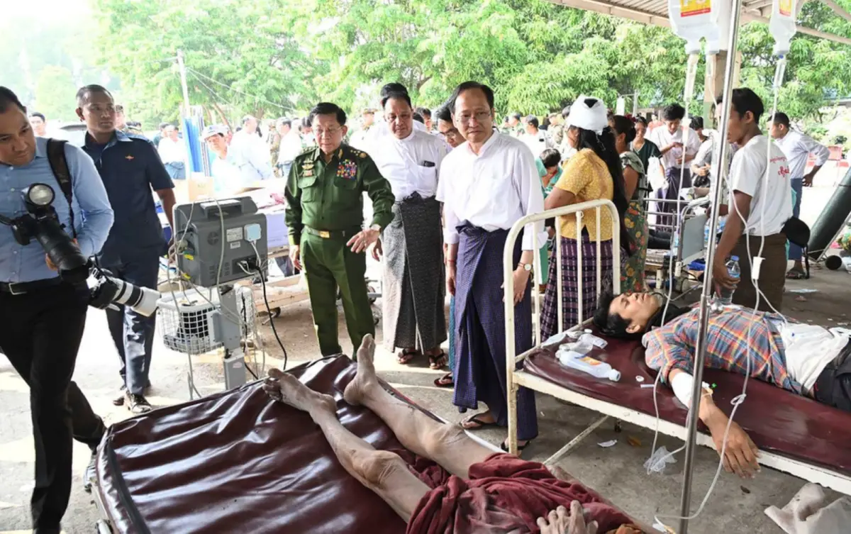 ▲緬甸軍政府領袖敏昂萊赴地震災區視察，探望傷者。（圖／美聯社／達志影像）