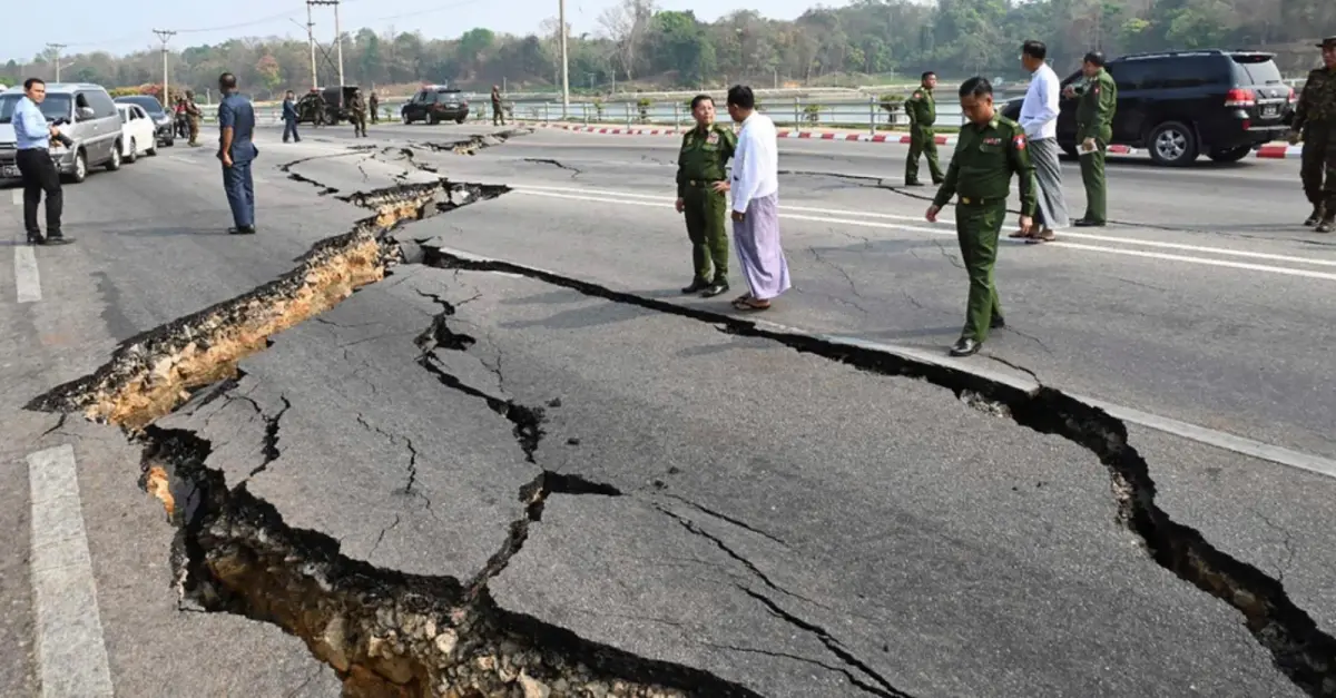 ▲緬甸大地震傷亡續攀升，緬甸軍政府對於災害處理並不積極，美國地質研究所預估可能上萬人罹難。（圖／美聯社／達志影像）