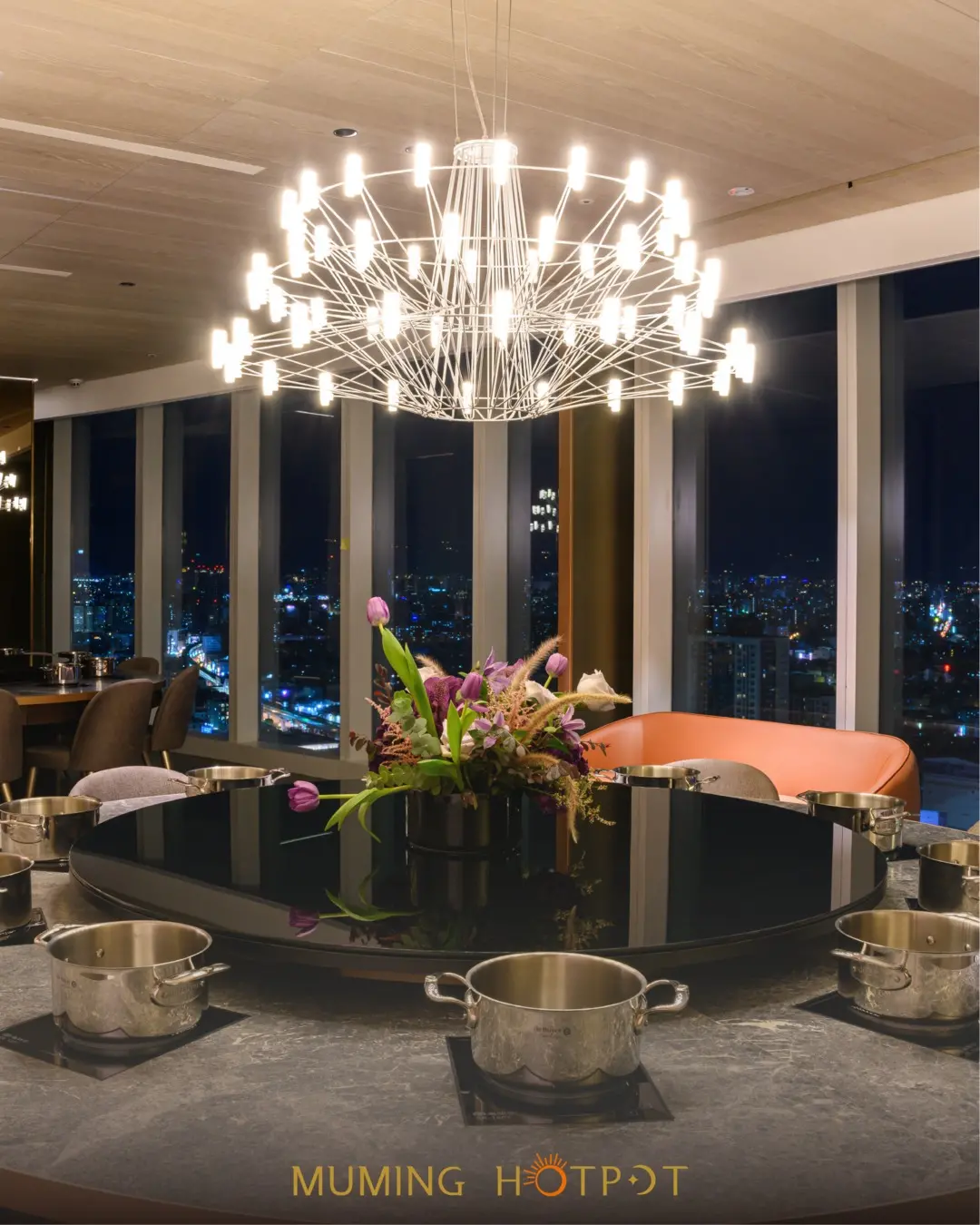 ▲「沐明鍋物」隱身在台中七期、大遠百旁的商辦大樓27樓，主打高空視野、日本飛驒牛等高檔食材，號稱是火鍋界的勞斯萊斯。（圖／翻攝沐明鍋物臉書）