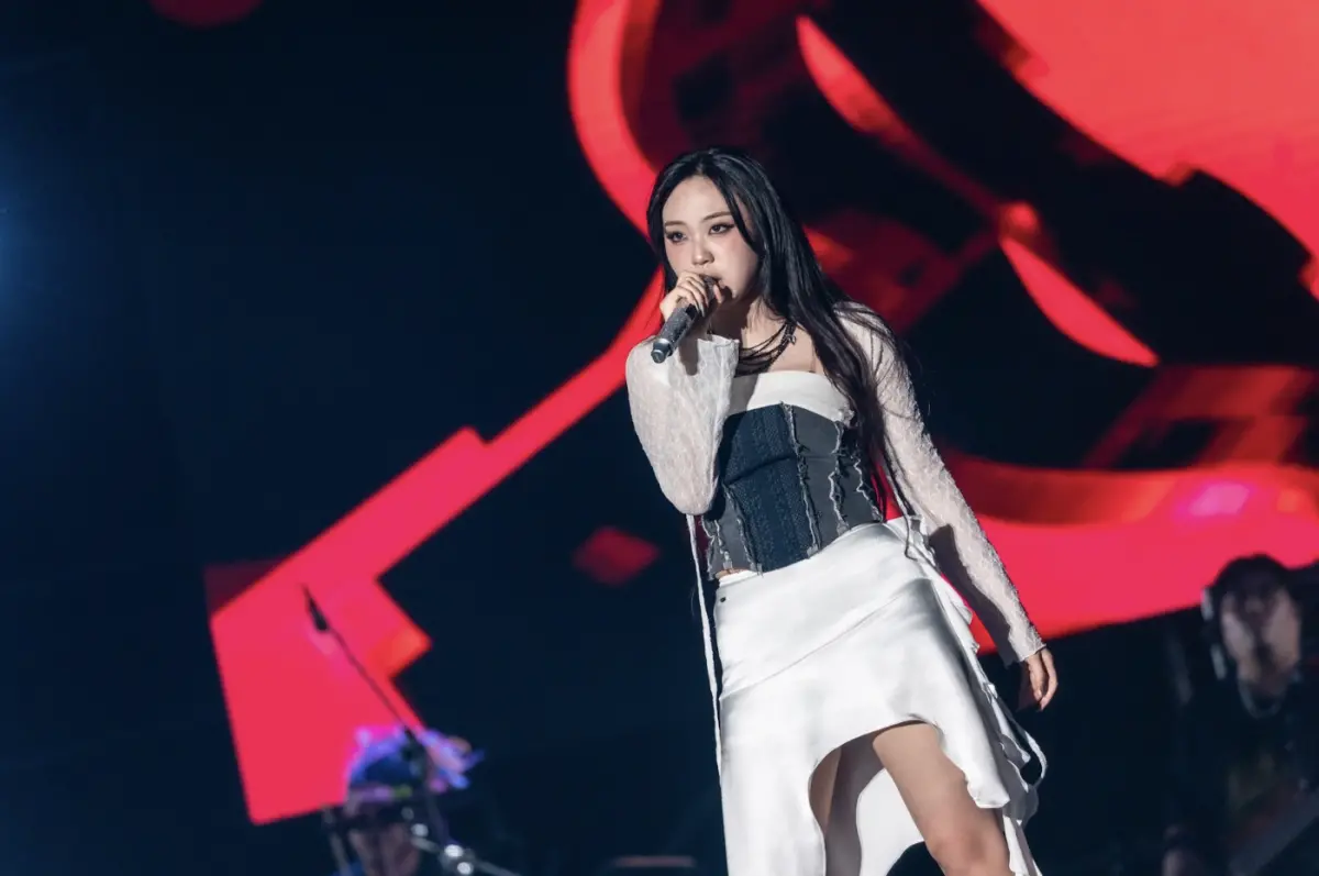 ▲李泳知（如圖）擔任「高雄櫻花季」首日壓軸演出，驚喜演唱與Jay Park、EXO D.O.的合作曲〈DAY & NIGHT〉、〈SMALL GIRL〉，巧妙地讓2大咖巨星「獻聲」，掀起台下觀眾暴動。（圖／寬寬整合行銷提供）