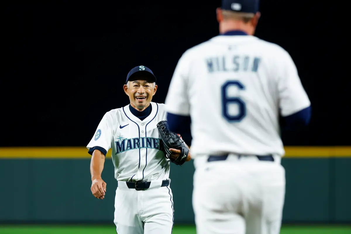 ▲51歲鈴木一朗於水手主場開幕戰擔任開球嘉賓，投出時速135公里速球震驚全場，美媒稱其狀態接近現役水準，復出傳聞再度升溫。（圖／路透／達志影像）