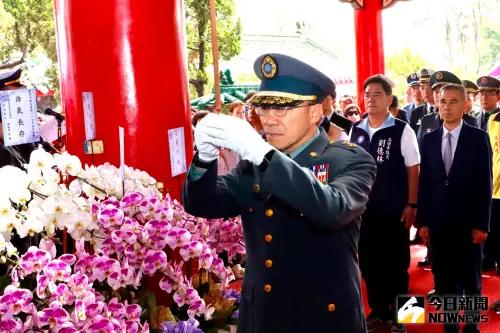 指揮官廖建興率全體官兵、機關代表、遺族家屬共同向忠烈將士靈位上香、獻花及行三鞠躬禮 ▲指揮官廖建興率全體官兵、機關代表、遺族家屬共同向忠烈將士靈位上香、獻花及行三鞠躬禮。(圖/記者莊全成攝,2025.03.29)