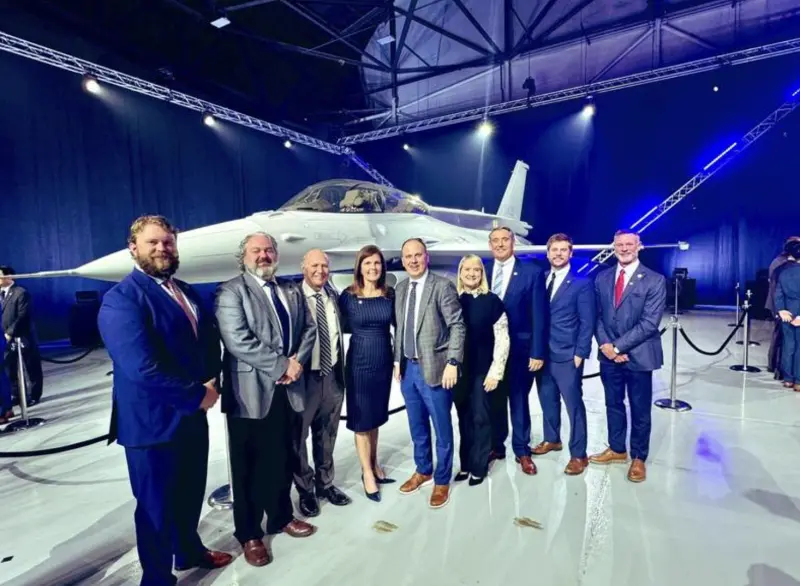 ▲空軍新購F-16V出廠交機,機號「6831」雙座機帥氣亮相。洛馬公司人員與我國首架F-16 BLK70戰機合影(圖/翻攝自@Sara_Hazzard X帳號)