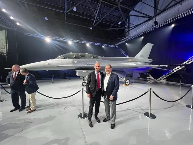 ▲台灣向美國軍購F-16VBLK70戰機,於美東時間28日舉行首架機出廠典禮。(圖/翻攝自X平台 @Congressman William Timmons)