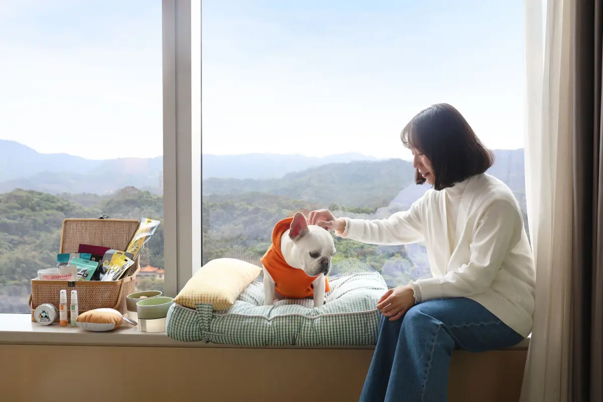 ▲全台3家飯店最近針對貓奴、狗奴們推出寵物專屬的住房專案，不僅特別打造專屬空間，還有贈送寵物美食，清明連假不僅要出遊，更可帶上自家毛小孩一起入住。（圖／六福萬怡提供）
