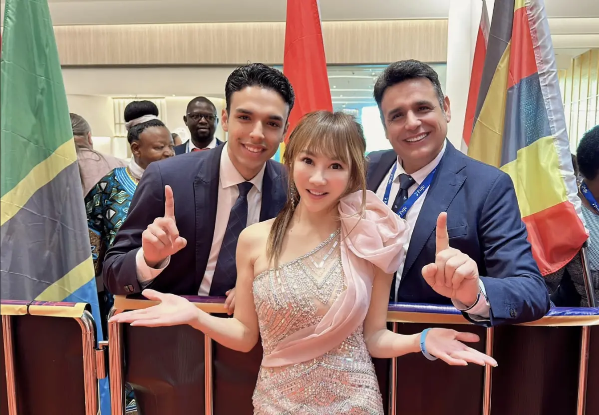 ▲緬甸地震震撼全球！昨（28）日緬甸發生多起強震，目前已釀成逾1600人死亡，情勢相當慘重，對此，藝人王宥忻（中）第一時間關心當地災情，並透露在曼谷的房產目前沒問題，「我衷心希望當地受影響的居民能夠平安無事，也願大家能夠攜手共度難關。」（圖／財富女神提供）