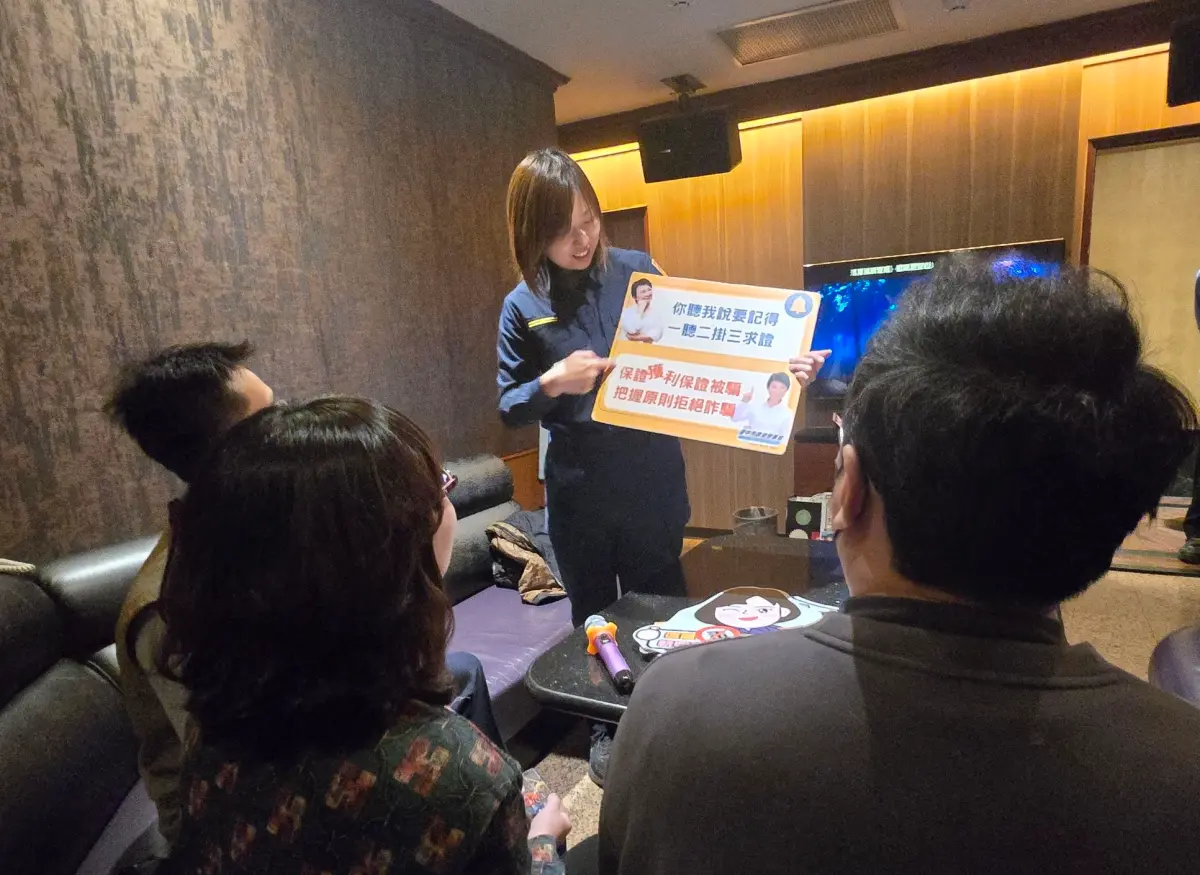 ▲第一分局女警於錢櫃KTV向現場民眾提醒小心詐騙（圖/記者鄧力軍攝）