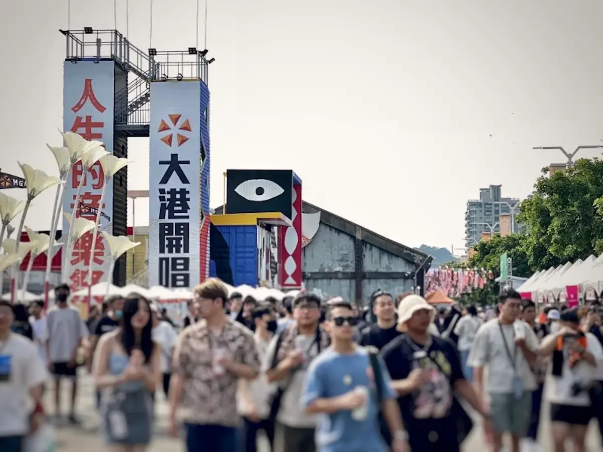 ▲「2025大港開唱」於今明（3月29、30日）兩天於高雄駁二藝術特區登場，現場劃分為10大舞台，圖為去年盛況。本文整理門票、卡司、交通等資訊一次看。（圖／記者葉盛耀攝）