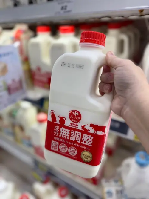 ▲網友推薦家樂福自有品牌牛奶,香濃好喝又便宜。(圖/家樂福Carrefour商品網友真心話臉書) ▲網友推薦家樂福自有品牌牛奶,香濃好喝又便宜。(圖/家樂福Carrefour商品網友真心話臉書)