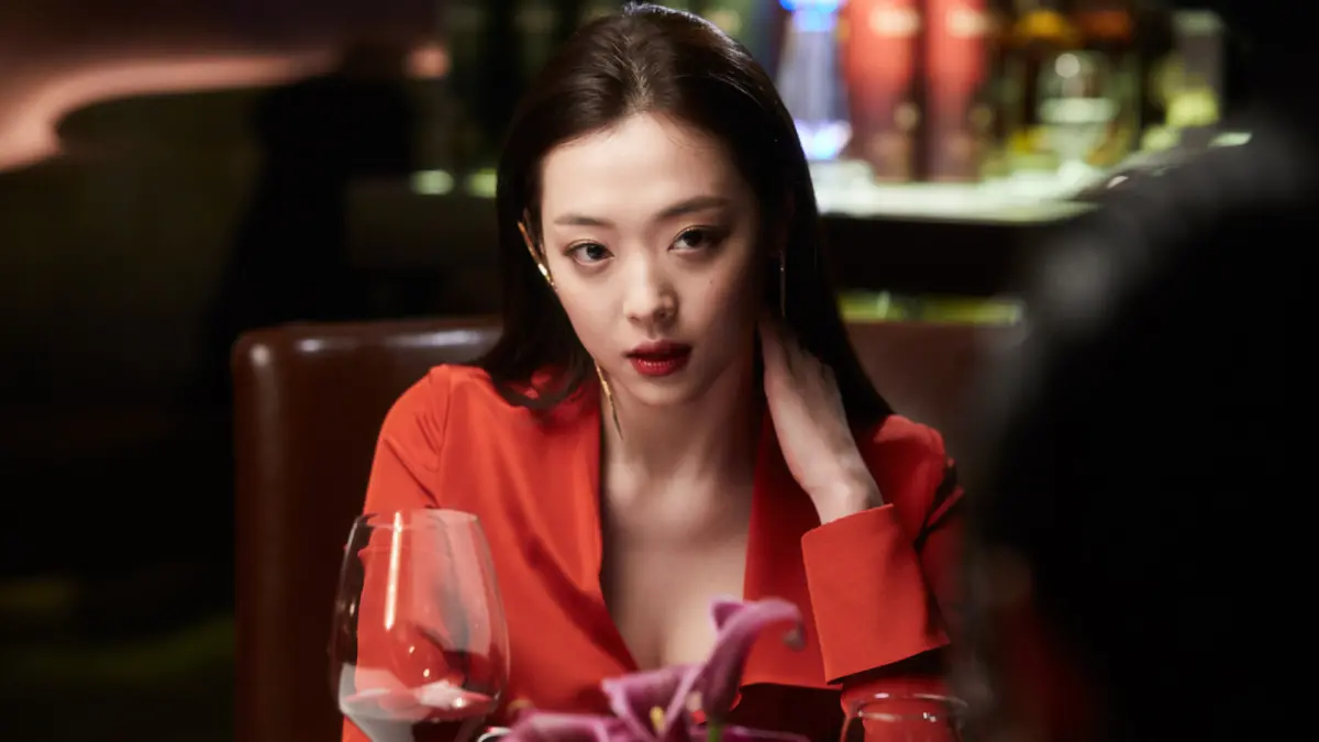 ▲已故女星雪莉（如圖）的親哥指控金秀賢和雪莉主演電影《REAL》時，強迫她全裸演床戲，讓雪莉在拍完電影後精神崩潰，對此金秀賢的公司則回應「正在確認中」。（圖／《REAL》劇照）