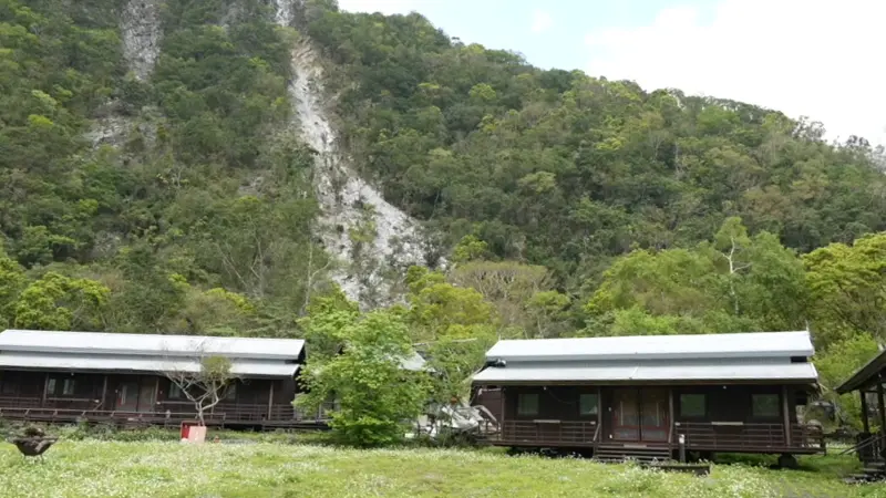 ▲太魯閣布洛灣上台地的山月村因地震歇業，後方山壁仍可見到土石崩落的痕跡。（圖／記者王郁勳攝）
