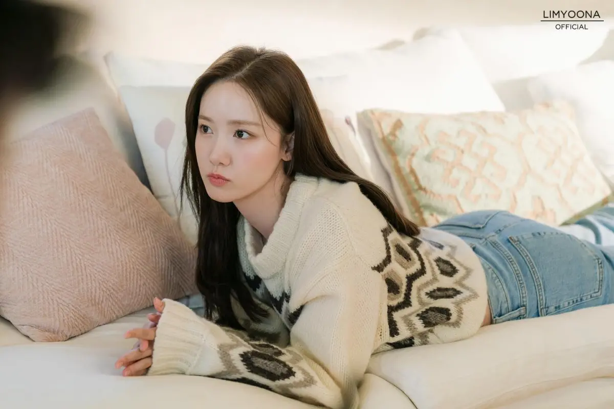 ▲潤娥在機場似乎被粉絲的口臭熏到，立刻變臉皺眉，讓不少人笑說：「出道以來首次失去表情管理的能力！」（圖／快樂追星十級學渣小紅書）