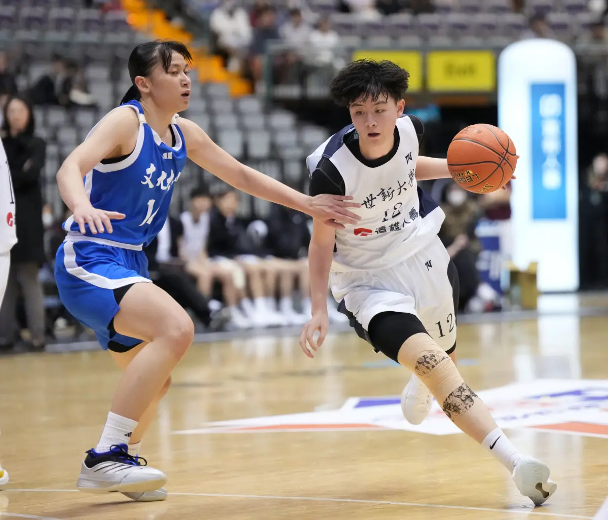 ▲世新女籃僅6人應戰UBA四強戰，拚到抽筋、跑不動仍不放棄，最終以63：69惜敗文化，無緣六連霸，教練林紀妏動容表示：「在我心中，她們已經是冠軍了。」（圖／大專體總提供）