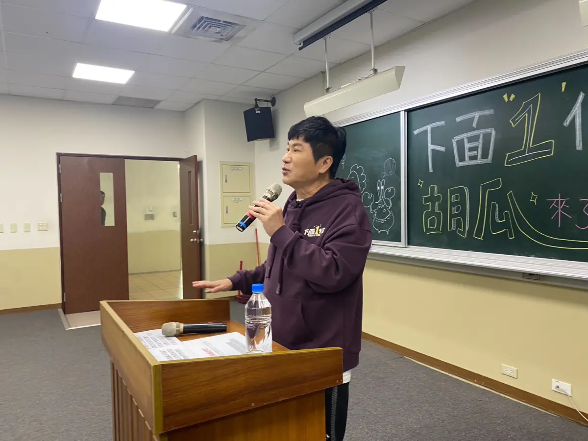▲ 65歲的胡瓜前進校園擔任客座教授，對台下學生們揭露主持多年來克服尷尬的祕訣，也坦言自己其實連通訊軟體都不太會用，卻還是讓自己面對新的學習與挑戰。（圖／下面一位提供）