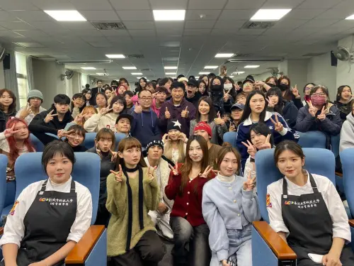 ▲胡瓜（中）和學生們度過歡樂的一堂課，也把自己的演藝圈經驗傳授給他們。（圖／下面一位提供）