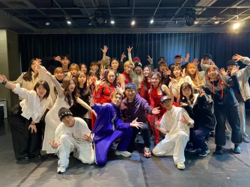 ▲胡瓜（中）與學生們開心互動，彼此之間沒有輩分與年齡的差距。（圖／下面一位提供）