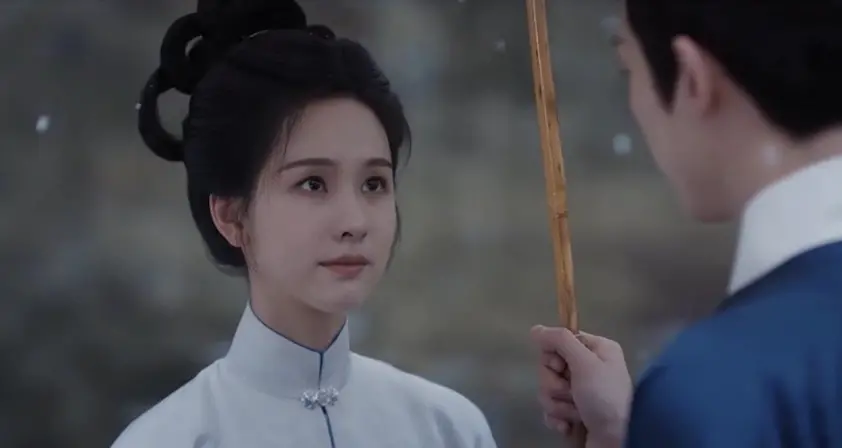 ▲《雁回時》陳都靈（如圖）被楊廷東上門提親，讓辛雲來氣到直接搶過對方手中的婚書，並且將其揉成紙團丟在地上，此外還有網友發現，辛雲來戲外學陳都靈噴防曬的模樣，浮誇的動作笑翻不少觀眾。（圖／《雁回時》微博）