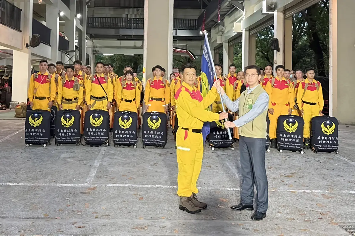 ▲屏東特搜隊40人赴緬甸人道救援，副縣長黃國榮到場授旗並慰勉救援隊員。（圖／屏東縣府提供）