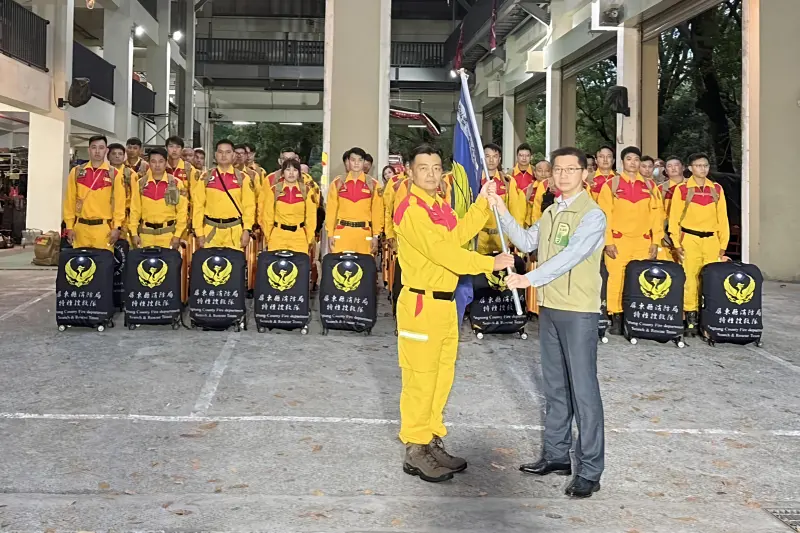 ▲屏東特搜隊40人赴緬甸人道救援，副縣長黃國榮到場授旗並慰勉救援隊員。（圖／屏東縣府提供）