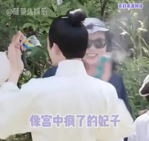 ▲辛雲（如圖）學陳都靈噴防曬，瘋狂扭頭的動作被網友吐槽：「像宮中瘋了的妃子。」（圖／菠蘿頭娛樂微博）