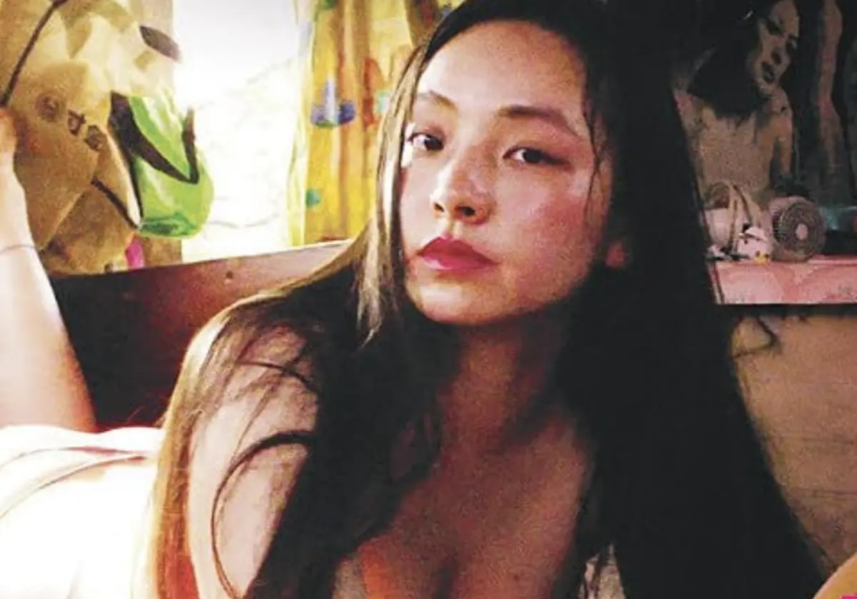 ▲曾美慧孜在《三夫》中扮演有嗜性成癮的應召女，三個丈夫都滿足不了她的生理需求。導演陳果透露，她對他講過拍激情場面時要她「來真的」都可以，反而是男星們都不敢。後來她以這部電影成為香港電影金像獎最佳女主角得主。（圖／摘自IMDb）