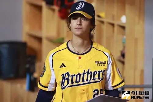 中信兄弟教練莎菈穿球衣登MLB社群！官方IG：她效力台灣中華職棒
