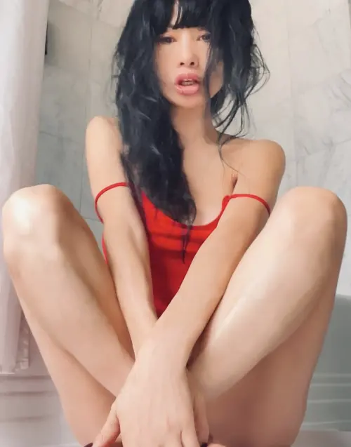 ▲白靈也是拍戲時很敢解說的豪放女,曾經在拍片時主動脫掉上衣,導演都認為不用那麼赤裸。(圖/摘自IG) ▲白靈也是拍戲時很敢解說的豪放女,曾經在拍片時主動脫掉上衣,導演都認為不用那麼赤裸。(圖/摘自IG)