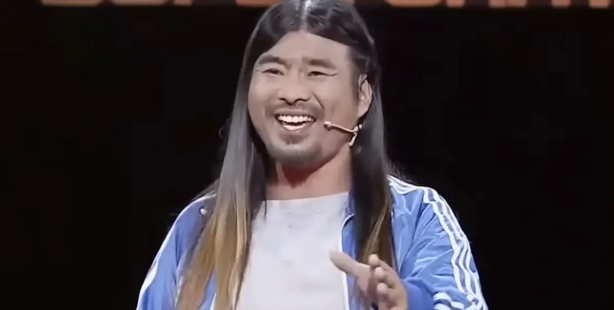 ▲大陸網紅麵筋哥過去因一首〈我的烤麵筋〉爆紅，豈料他去年罹患肺癌，如今搶救無效離世，享年52歲。（圖／摘自《中國夢之聲》節目片段）