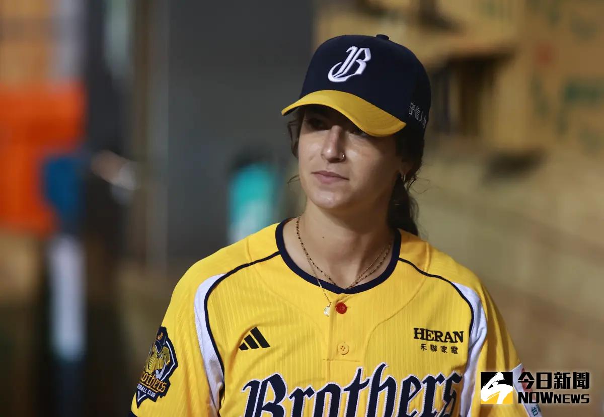 ▲莎拉（Sarah Edwards）擔任一軍打擊教練，成為中職史上首位女性教練，今（29）日開幕戰開打前，莎拉在場邊接受媒體訪問，表示感受到中信兄弟人氣，就像是「中職版」的洋基隊。（圖／記者林子翔攝）