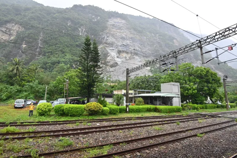 ▲2024年7月27日行政院長卓榮泰視察台鐵和仁至崇德間路段災損情形,邊坡大面積崩塌。(圖/行政院提供)