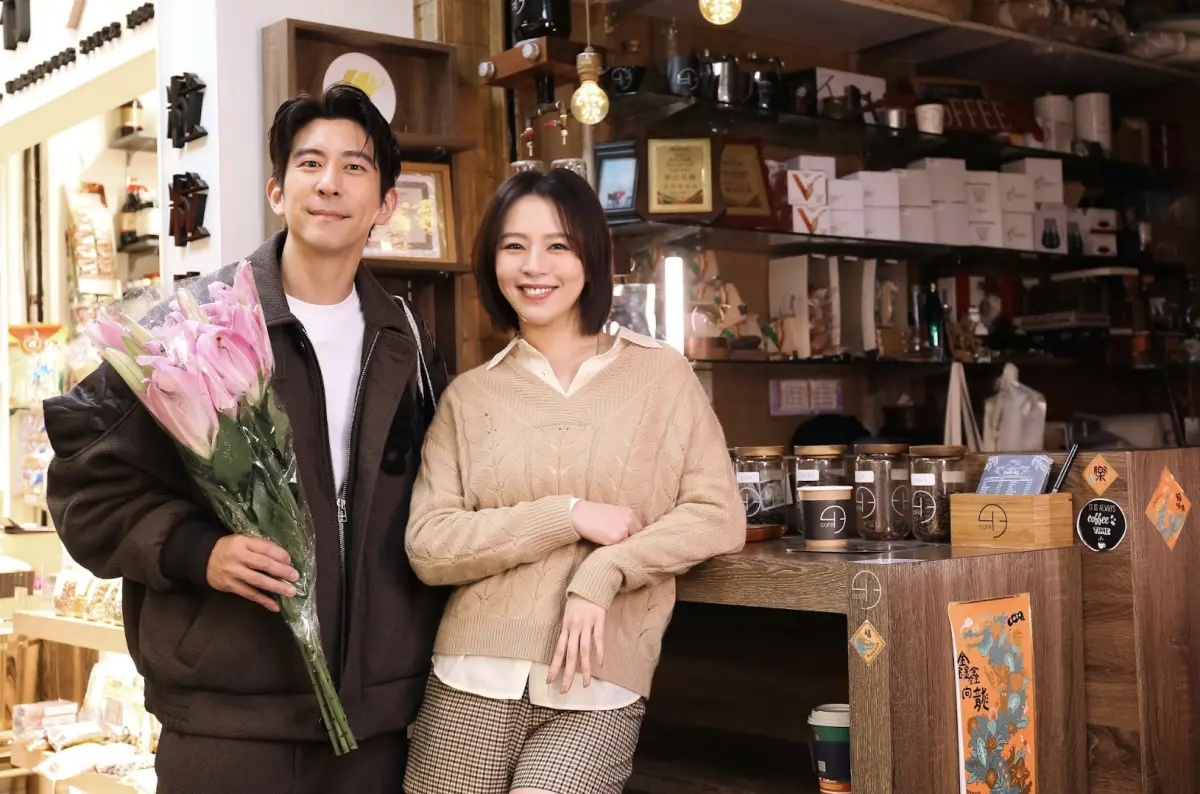 ▲修杰楷（左）與劉品言一起逛士東市場。修杰楷常會下廚做菜，結果女兒們嫌太膩，反而他的妻子賈靜雯偶爾進廚房，每次都會端出拿手的玉米濃湯，卻令女兒大為讚賞，他很吃味。（圖／鏡電視提供）