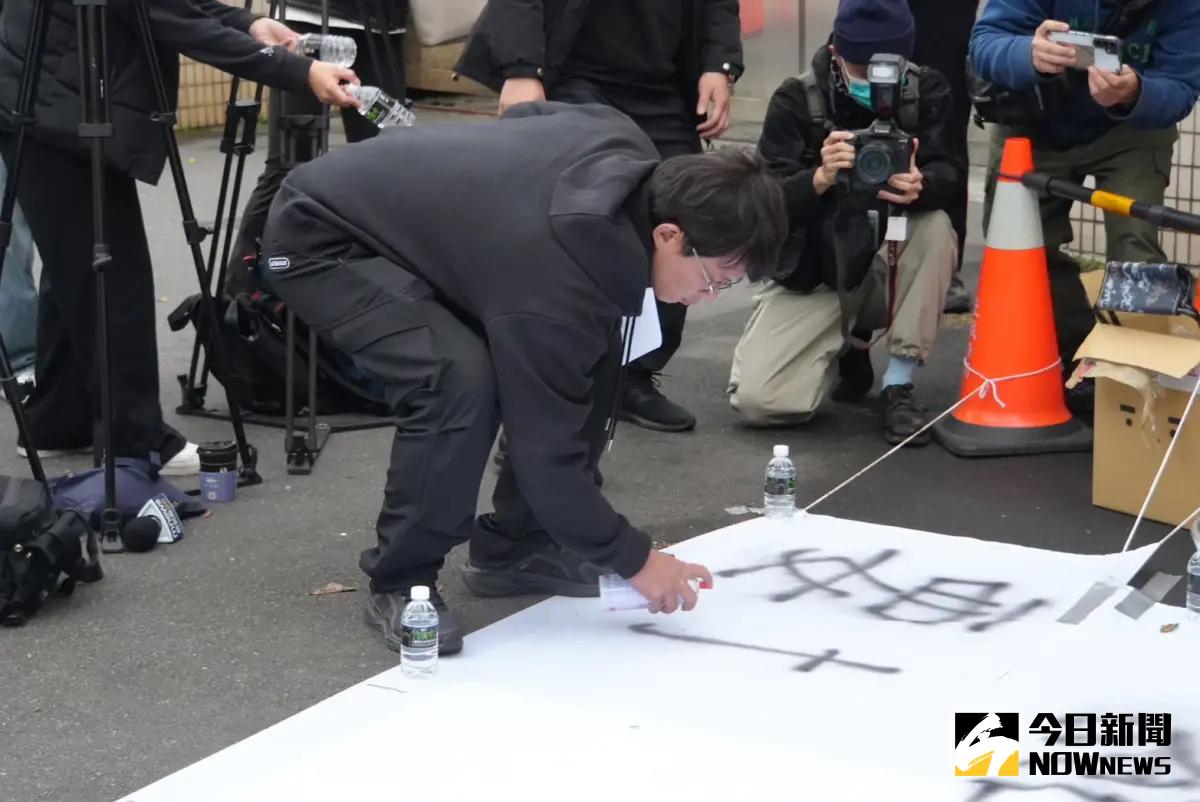 ▲黃國昌昨前往北所外靜坐施壓。（圖／記者呂炯昌攝）