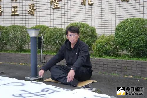 快訊/北所前單人靜坐!黃國昌呼籲讓柯文哲就醫 不回覆不離開