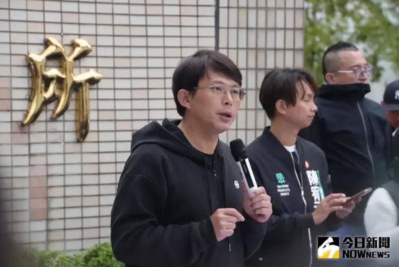 ▲民眾黨主席黃國昌率領小草到台北看守所抗議。（圖／記者呂炯昌攝）