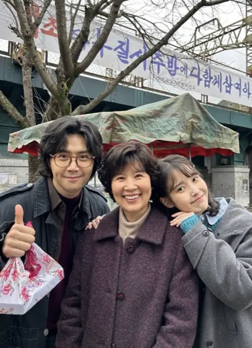 IU(右)在劇中和金宣虎(左)也有感情線。(圖/IU IG) ▲IU(右)在劇中和金宣虎(左)也有感情線。(圖/IU IG)