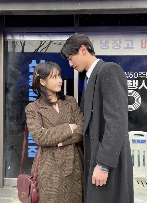 李𣿰榮(右)在劇中飾演IU(左)的男朋友。(圖/IU IG) ▲李𣿰榮(右)在劇中飾演IU(左)的男朋友。(圖/IU IG)