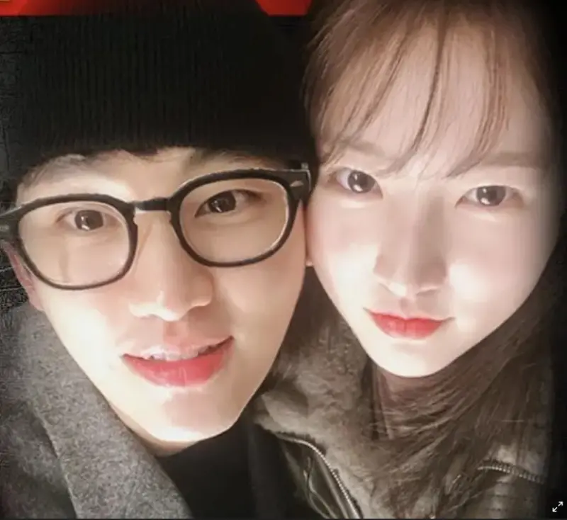 ▲YouTuber李鎮浩稍早開記者會打臉「橫豎研究所」，稱金賽綸（右）生前遭金秀賢（左）性虐待的音檔是由「AI變造」，且傷者照還是從網路上圖庫的舊照。（圖／가로세로연구소 YouTube）