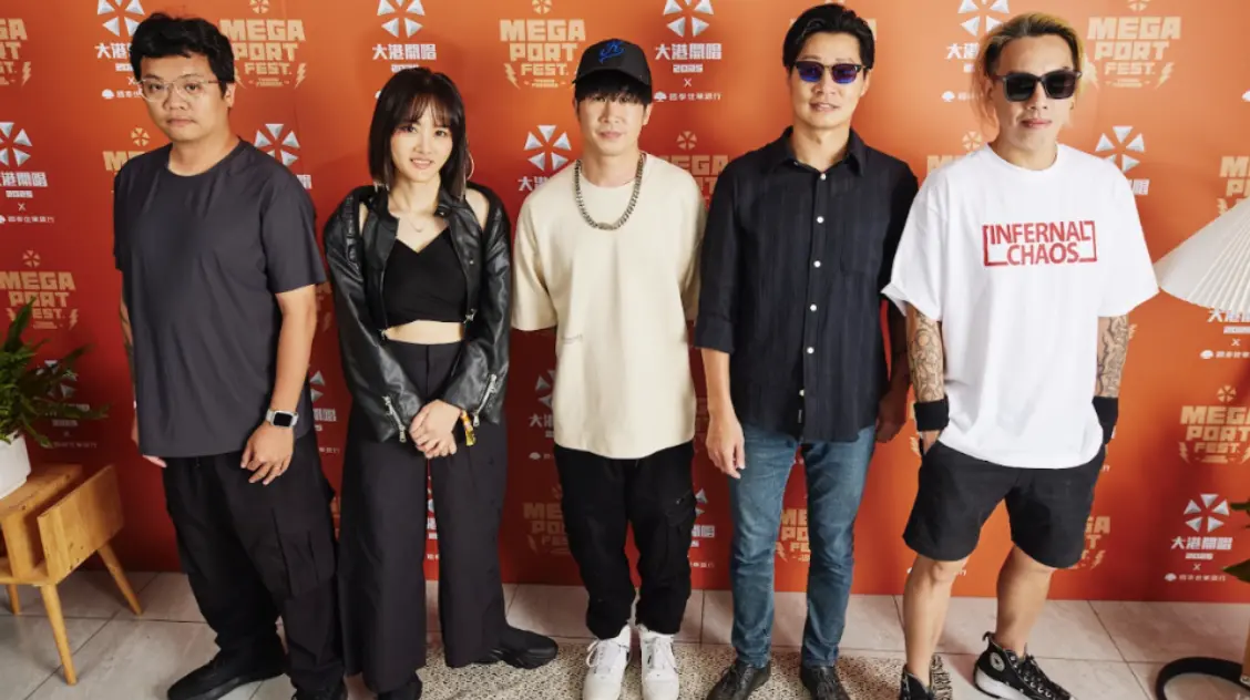 ▲閃靈樂團（如圖）今（29）日在大港開唱，稍早受訪談及近日引發社會關注的剴剴虐童案、持有未成年性影像等議題，Doris（左2）心碎喊話「不要再有這種事情發生」，林昶佐（右2）則被一旁工作人員急忙擋題，沒有回應修法可能性等問題。。（圖／出日音樂提供）