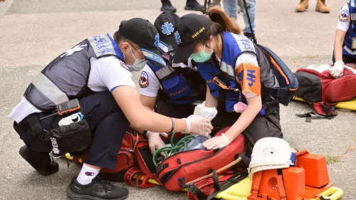 ▲大量傷病患訓練競賽模擬「有毒化學物槽車翻覆造成連環車禍產生大量傷患」情境,過程相當緊張。(圖/義消總隊提供) ▲大量傷病患訓練競賽模擬「有毒化學物槽車翻覆造成連環車禍產生大量傷患」情境,過程相當緊張。(圖/義消總隊提供)