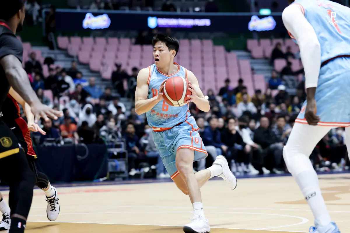 ▲P.LEAGUE+桃園璞園領航猿今天在主場桃園巨蛋迎戰臺南台鋼獵鷹，此役主將盧峻翔、葛拉漢皆未上場，在全隊6人得分上雙的好表現下，並在關鍵第四節將分差擴大，終場以111：102擊退對手，收下近期4連勝。（圖／領航猿球團提供）