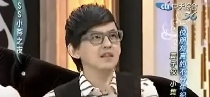 ▲黃子佼近期性騷案進行到二審階段，被爆出曾在父親節當天買未成年性影片，對此網友挖出他過往上《SS小燕之夜》的片段，當時他帶3名20歲妹妹上節目，更直言自己就喜歡「小美少女」，讓網友直呼：「細思極恐！」（圖／中天電視 YouTube）